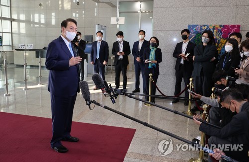 (서울=연합뉴스) 서명곤 기자 = 윤석열 대통령이 27일 오전 서울 용산 대통령실 청사로 출근, 취재진의 질문에 답하고 있다. 2022.10.27 seephoto@yna.co.kr