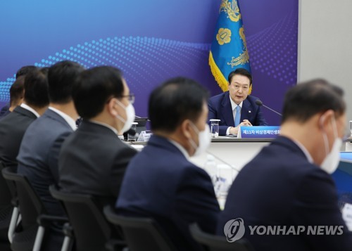 (서울=연합뉴스) 서명곤 기자 = 윤석열 대통령이 27일 오후 서울 용산 대통령실 청사에서 열린 제11차 비상경제민생회의에서 발언을 하고 있다. 2022.10.27 seephoto@yna.co.kr
