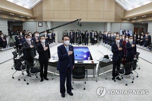 (서울=연합뉴스) 서명곤 기자 = 윤석열 대통령이 27일 오후 서울 용산 대통령실 청사에서 열린 제11차 비상경제민생회의에서 국기에 경례를  하고 있다. 2022.10.27 seephoto@yna.co.kr