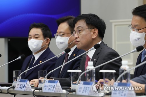 (서울=연합뉴스) 서명곤 기자 = 최상목 경제수석이 27일 오후 서울 용산 대통령실 청사에서 열린 제11차 비상경제민생회의에서 발언하고 있다. 2022.10.27 [대통령실 제공. 재판매 및 DB금지] seephoto@yna.co.kr