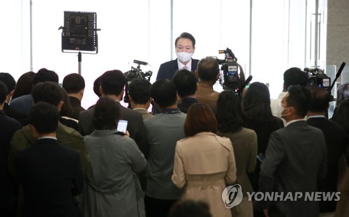 (서울=연합뉴스) 서명곤 기자 = 윤석열 대통령이 28일 오전 서울 용산 대통령실 청사로 출근, 야권발 '한동훈 술자리' 의혹 등과 관련한 취재진의 질문에 답하고 있다.  2022.10.28 [대통령실통신사진기자단] seephoto@yna.co.kr