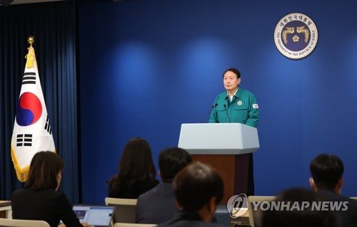 (서울=연합뉴스) 서명곤 기자 = 윤석열 대통령이 30일 오전 서울 용산 대통령실 청사 브리핑룸에서 '이태원 핼러윈 참사'와 관련 대국민 담화를 발표하고 있다. 2022.10.30 seephoto@yna.co.kr