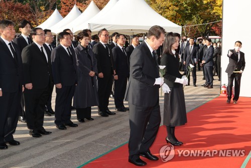 (서울=연합뉴스) 안정원 기자 = 윤석열 대통령과 김건희 여사가 31일 오전 서울광장에 마련된 이태원 사고 사망자 합동분향소를 방문, 헌화하고 있다. 2022.10.31 jeong@yna.co.kr