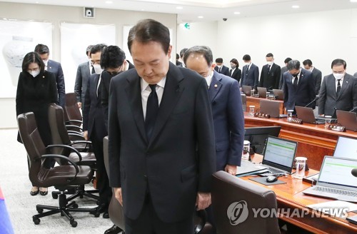 (서울=연합뉴스) 안정원 기자 = 윤석열 대통령과 국무위원들이 1일 서울 용산 대통령실 청사에서 열린 국무회의에서 이태원 참사 희생자들을 추모하는 묵념을 하고 있다. 2022.11.1 [대통령실통신사진기자단] jeong@yna.co.kr