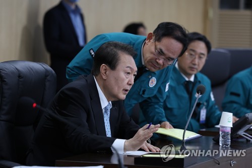 (서울=연합뉴스) 안정원 기자 = 북한의 탄도미사일 발사와 관련 윤석열 대통령이 2일 서울 용산 대통령실 청사 국가위기관리센터에서 긴급 국가안전보장회의(NSC)를 주재하고 있다. 2022.11.2 [대통령실 제공. 재판매 및 DB금지] jeong@yna.co.kr