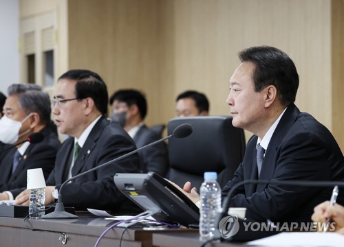 (서울=연합뉴스) 안정원 기자 = 북한의 탄도미사일 발사 관련 윤석열 대통령이 3일 서울 용산 대통령실 청사 국가위기관리센터에서 열린 긴급 국가안전보장회의(NSC) 상임위원회에 참석, 상황보고를 받고  있다. 2022.11.3 [대통령실 제공. 재판매 및 DB금지] jeong@yna.co.kr