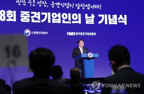 (서울=연합뉴스) 안정원 기자 = 윤석열 대통령이 7일 오전 서울 중구 더플라자호텔에서 열린 제8회 중견기업인의 날 기념식에서 격려사를 하고 있다. 2022.11.7 jeong@yna.co.kr