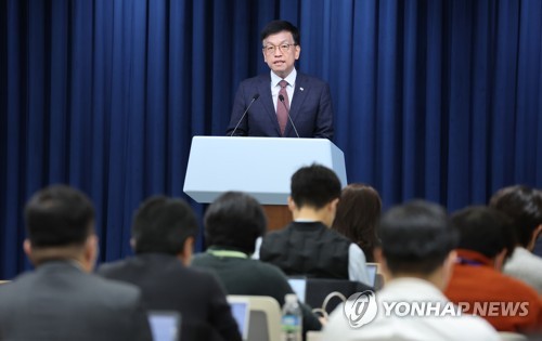 (서울=연합뉴스) 안정원 기자 = 최상목 대통령실 경제수석이 9일 서울 용산 대통령실 청사에서 윤석열 대통령 해외 순방기간 경제일정을 설명하고 있다. 2022.11.9 jeong@yna.co.kr