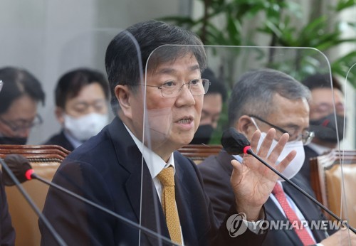 (서울=연합뉴스) 이정훈 기자 = 김대기 대통령 비서실장이 9일 오후 국회에서 열린 운영위원회 전체회의에서 의원질의에 답변하고 있다. 2022.11.9 uwg806@yna.co.kr
