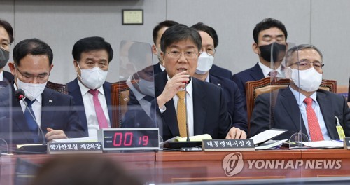 (서울=연합뉴스) 이정훈 기자 = 김대기 대통령 비서실장이 9일 오후 국회에서 열린 운영위원회 전체회의에서 의원질의에 답변하고 있다. 앞줄 왼쪽부터 임종득 국가안보실 2차장, 김대기 대통령 비서실장, 김종철 경호처 차장. 2022.11.9 uwg806@yna.co.kr