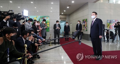 (서울=연합뉴스) 안정원 기자 = 윤석열 대통령이 10일 오전 서울 용산 대통령실 청사로 출근, 기자들과 질의응답을 하고 있다. 2022.11.10 [대통령실통신사진기자단] jeong@yna.co.kr