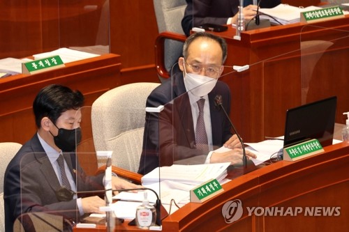 (서울=연합뉴스) 백승렬 기자 = 추경호 경제부총리가 10일 국회에서 열린 예산결산특별위원회 전체회의에서 의원들의 질의에 답변하고 있다. 2022.11.10 srbaek@yna.co.kr