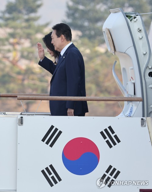 (성남=연합뉴스) 안정원 기자 = 윤석열 대통령과 김건희 여사가 11일 오전 아세안(ASEAN·동남아국가연합) 관련 정상회의 및 주요20개국(G20) 정상회의 등 다자회의 참석을 위해 성남 서울공항에서 공군 1호기에 탑승하면서 인사하고 있다. 2022.11.11 jeong@yna.co.kr