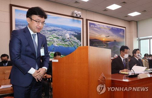 (서울=연합뉴스) 이정훈 기자 = 나희승 코레일 사장이 11일 오전 국회에서 열린 국토교통위원회 전체회의에서 현안보고를 마친 뒤 탈선 사고와 작업자 사망사고가 이어진 데 대해 사과하고 있다. 2022.11.11 uwg806@yna.co.kr
