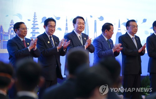 (프놈펜=연합뉴스) 서명곤 기자 = 윤석열 대통령이 12일(현지시간) 오전 캄보디아 프놈펜 한 호텔에서 열린 아세안+3'(한·중·일) 정상회의에서 기념촬영을 하고 있다. 왼쪽부터 팜 민 찐 베트남 총리, 기시다 후미오 일본 총리, 윤석열 대통령, 훈센 캄보디아 총리, 리커창 중국 총리. 2022.11.12 seephoto@yna.co.kr