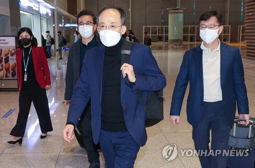 (영종도=연합뉴스) 김도훈 기자 = 추경호 경제부총리 겸 기획재정부 장관이 인도네시아 발리에서 열리는 G20 정상회의 참석을 위해 13일 인천국제공항 제2여객터미널을 통해 출국하고 있다. 2022.11.13 superdoo82@yna.co.kr