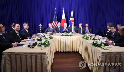 (프놈펜=연합뉴스) 서명곤 기자 = 윤석열 대통령이 13일(현지시간) 캄보디아 프놈펜 한 호텔에서 열린 한미일 정상회담에서 조 바이든 미국 대통령, 기시다 후미오 일본 총리와 대화하고 있다. 2022.11.13 seephoto@yna.co.kr