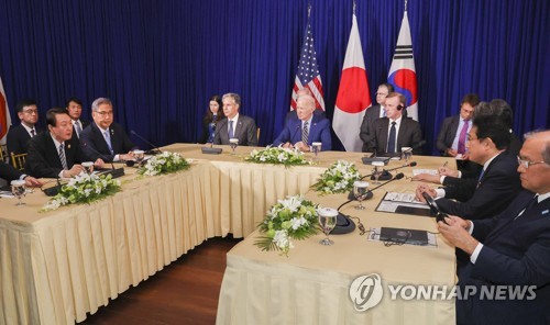 (프놈펜=연합뉴스) 서명곤 기자 = 윤석열 대통령이 13일(현지시간) 캄보디아 프놈펜 한 호텔에서 열린 한미일 정상회담에서 조 바이든 미국 대통령, 기시다 후미오 일본 총리와 대화하고 있다. 2022.11.13 seephoto@yna.co.kr