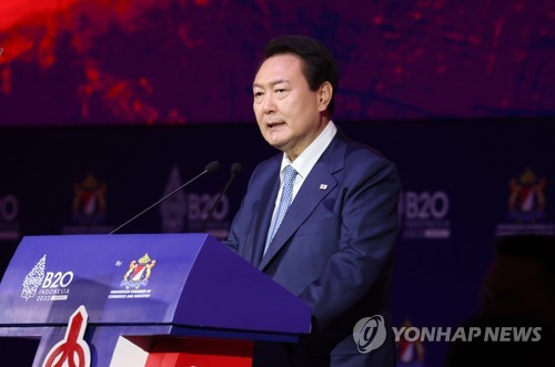 (발리=연합뉴스) 안정원 기자 = 윤석열 대통령이 14일 인도네시아 발리 누사두아 컨벤션센터(BNDCC)에서 열린 'B20 서밋 인도네시아 2022'에서 '글로벌 복합위기 극복을 위한 기업의 역할, 그리고 디지털 전환 시대의 글로벌 협력'을 주제로 기조연설을 하고 있다. 2022.11.14 jeong@yna.co.kr