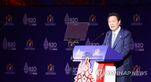 (발리=연합뉴스) 안정원 기자 = 윤석열 대통령이 14일 인도네시아 발리 누사두아 컨벤션센터(BNDCC)에서 열린 'B20 서밋 인도네시아 2022'에서 '글로벌 복합위기 극복을 위한 기업의 역할, 그리고 디지털 전환 시대의 글로벌 협력'을 주제로 기조연설을 하고 있다. 2022.11.14 jeong@yna.co.kr