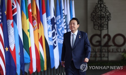 (발리=연합뉴스) 안정원 기자 = 윤석열 대통령이 15일(현지시간) 인도네시아 발리 캠핀스키호텔에서 열린 주요 20개국(G20)정상회의에 참석하기 위해 회의장 인근 만국기 앞을 지나고 있다. 2022.11.15 jeong@yna.co.kr