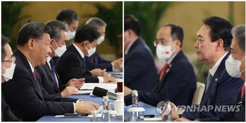 (발리=연합뉴스) 안정원 기자 = 윤석열 대통령(오른쪽 사진)과 시진핑 중국 국가주석이 15일(현지시간) 인도네시아 발리 한 호텔에서 한중 정상회담을 하고 있다. 2022.11.15 jeong@yna.co.kr