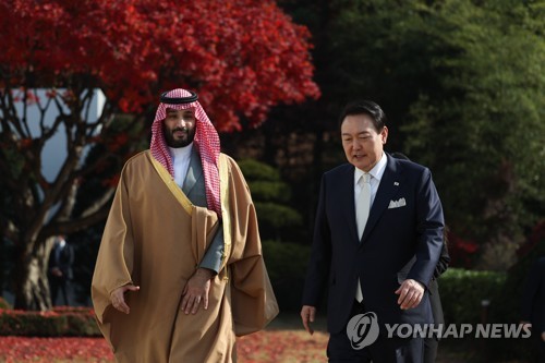(서울=연합뉴스) 안정원 기자 = 윤석열 대통령이 17일 방한한 무함마드 빈 살만 사우디아라비아 왕세자 겸 총리와 회담을 마친 뒤 환담하고 있다. 2022.11.17 [대통령실 제공. 재판매 및 DB금지] jeong@yna.co.kr