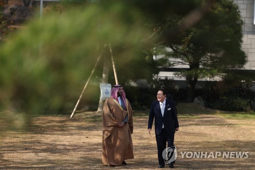 (서울=연합뉴스) 안정원 기자 = 윤석열 대통령이 17일 방한한 무함마드 빈 살만 사우디아라비아 왕세자 겸 총리와 회담을 마친 뒤 환담하고 있다. 2022.11.17 [대통령실 제공. 재판매 및 DB금지] jeong@yna.co.kr