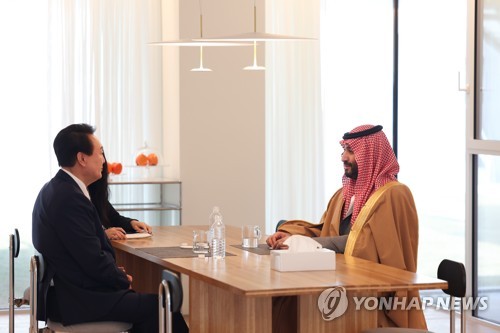 (서울=연합뉴스) 안정원 기자 = 윤석열 대통령이 17일 방한한 무함마드 빈 살만 사우디아라비아 왕세자 겸 총리와 회담을 마친 뒤 환담하고 있다. 2022.11.17 [대통령실 제공. 재판매 및 DB금지] jeong@yna.co.kr