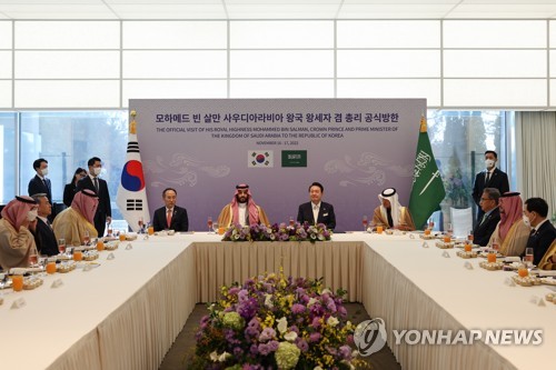 (서울=연합뉴스) 안정원 기자 = 윤석열 대통령이 17일 방한한 무함마드 빈 살만 사우디아라비아 왕세자 겸 총리와 회담을 마친 뒤 오찬을 함께 하고 있다. 2022.11.17 [대통령실 제공. 재판매 및 DB금지] jeong@yna.co.kr
