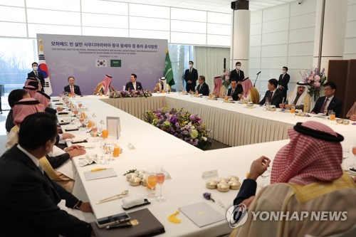 (서울=연합뉴스) 안정원 기자 = 윤석열 대통령이 17일 방한한 무함마드 빈 살만 사우디아라비아 왕세자 겸 총리와 회담을 마친 뒤 오찬을 함께 하고 있다. 2022.11.17 [대통령실 제공. 재판매 및 DB금지] jeong@yna.co.kr
