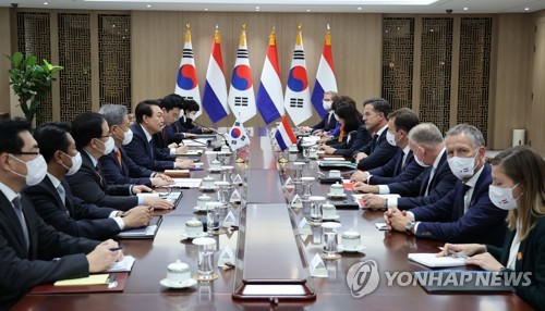 (서울=연합뉴스) 서명곤 기자 = 윤석열 대통령이 17일 서울 용산 대통령실 청사에서 방한한 마크 루터 네덜란드 총리와 정상회담을 하고 있다. 2022.11.17 seephoto@yna.co.kr
