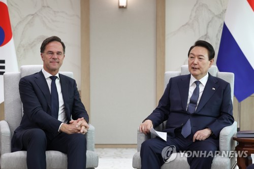 (서울=연합뉴스) 서명곤 기자 = 윤석열 대통령이 17일 서울 용산 대통령실 청사에서 열린 한-네덜란드 정상회담에 앞서 마크 루터 네덜란드 총리와 환담하고 있다. 2022.11.17 [대통령실 제공. 재판매 및 DB금지] seephoto@yna.co.kr