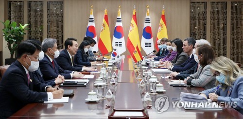 (서울=연합뉴스) 안정원 기자 = 윤석열 대통령이 18일 서울 용산 대통령실 청사에서 열린 페드로 산체스 스페인 총리와의 정상회담에서 발언하고 있다. 2022.11.18 [대통령실통신사진기자단] jeong@yna.co.kr