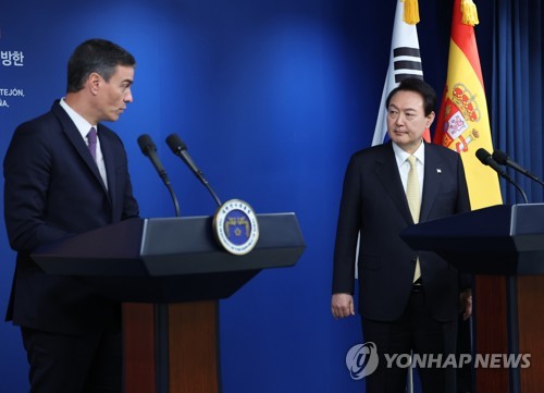(서울=연합뉴스) 안정원 기자 = 윤석열 대통령이 18일 서울 용산 대통령실 청사에서 페드로 산체스 스페인 총리의 공동언론발표를 경청하고 있다. 2022.11.18 jeong@yna.co.kr