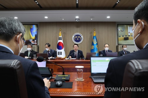 (서울=연합뉴스) 서명곤 기자 = 윤석열 대통령이 22일 오전 서울 용산 대통령실 청사에서 열린 국무회의를 주재하고 있다.  2022.11.22 seephoto@yna.co.kr