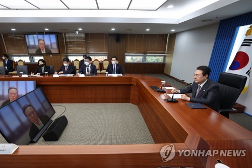 (서울=연합뉴스) 안정원 기자 = 윤석열 대통령이 23일 서울 용산 대통령실 청사에서 화상으로 테슬라 최고경영자(CEO) 일론 머스크를 접견하고 있다. 2022.11.23 [대통령실 제공. 재판매 및 DB금지] jeong@yna.co.kr