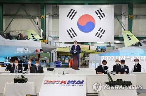 (사천=연합뉴스) 서명곤 기자 = 윤석열 대통령이 24일 오전 경남 사천시 한국항공우주산업(KAI)에서 열린 2022 방산수출 전략회의에서 발언하고 있다. 2022.11.24 seephoto@yna.co.kr
