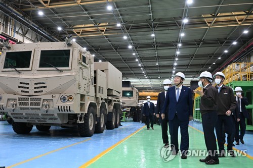 (창원=연합뉴스) 서명곤 기자 = 윤석열 대통령이 24일 경남 창원시 한화에어로스페이스를 방문, 전시된 장비를 살펴보고 있다. 2022.11.24 [대통령실 제공.재판매 및 DB금지] seephoto@yna.co.kr