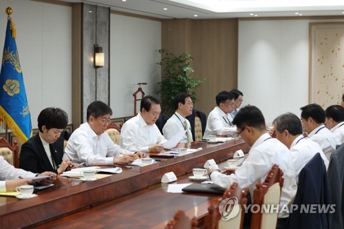 (서울=연합뉴스) 서명곤 기자 = 윤석열 대통령이 28일 오전 서울 용산 대통령실 청사에서 수석비서관회의를 주재하고 있다.  2022.11.28 [대통령실 제공, 재판매 및 DB 금지] seephoto@yna.co.kr