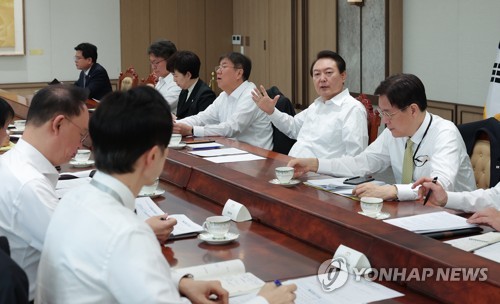 (서울=연합뉴스) 서명곤 기자 = 윤석열 대통령이 28일 오전 서울 용산 대통령실 청사에서 수석비서관회의를 주재하고 있다.  2022.11.28 [대통령실 제공, 재판매 및 DB 금지] seephoto@yna.co.kr