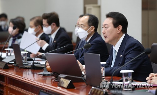 (서울=연합뉴스) 안정원 기자 = 윤석열 대통령이 화물연대 집단운송거부 사태 관련 업무개시명령을 심의하기 위해 29일 서울 용산 대통령실 청사에서 열린 국무회의에 참석, 발언하고 있다. 2022.11.29 [대통령실통신사진기자단] jeong@yna.co.kr