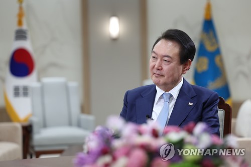 (서울=연합뉴스) 안정원 기자 = 윤석열 대통령이 지난 28일 서울 용산 대통령실 청사 집무실에서 로이터 통신과 인터뷰를 하고 있다. 2022.11.29 [대통령실 제공. 재판매 및 DB금지] jeong@yna.co.kr