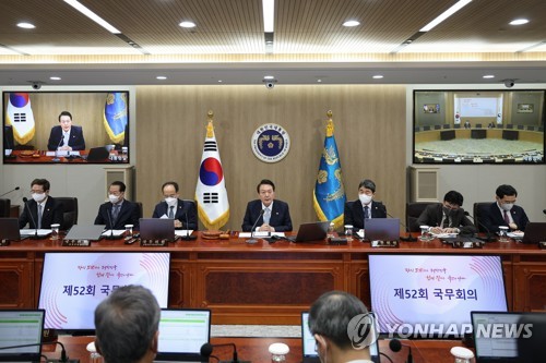 (서울=연합뉴스) 안정원 기자 = 윤석열 대통령이 화물연대 집단운송거부 사태 관련 업무개시명령을 심의하기 위해 29일 서울 용산 대통령실 청사에서 열린 국무회의에 참석, 발언하고 있다. 2022.11.29 [대통령실제공.재판매 및 DB금지] jeong@yna.co.kr