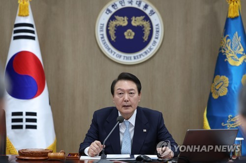 (서울=연합뉴스) 안정원 기자 = 윤석열 대통령이 화물연대 집단운송거부 사태 관련 업무개시명령을 심의하기 위해 29일 서울 용산 대통령실 청사에서 열린 국무회의에 참석, 발언하고 있다. 2022.11.29 [대통령실제공.재판매 및 DB금지] jeong@yna.co.kr