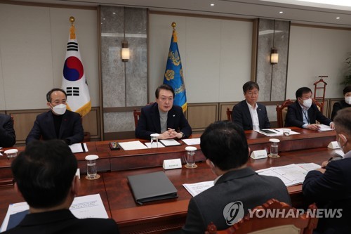 (서울=연합뉴스) 서명곤 기자 = 윤석열 대통령이 4일 오후 서울 용산 대통령실 청사에서 화물연대 집단운송거부 대응과 관련한  관계장관회의를 주재하고 잇다. 2022.12.4  [대통령실 제공, 재판매 및 DB 금지 seephoto@yna.co.kr