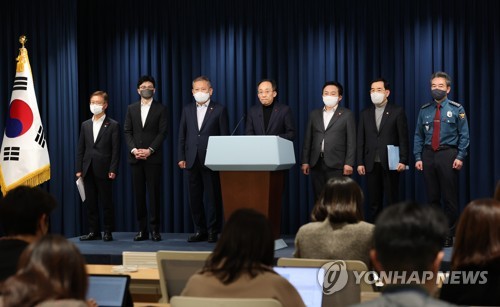 (서울=연합뉴스) 서명곤 기자 = 추경호 경제부총리 겸 기획재정부 장관이 4일 오후 서울 용산 대통령실 청사에서 열린 화물연대 집단운송거부 대응과 관련한 관계장관회의를 마친 뒤 회의 내용에 대해 브리핑하고 있다.왼쪽부터 이정식 고용노동부 장관, 한동훈 법무부 장관, 이상민 행정안전부 장관, 추경호 부총리, 원희룡 국토교통부 장관, 이창양 산업통상자원부 장관, 윤희근 경찰청장. 2022.12.4 seephoto@yna.co.kr