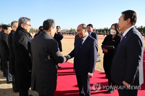 (서울=연합뉴스) 서명곤 기자 = 윤석열 대통령이 5일 오후 서울 용산 대통령실 청사에서 열린 공식환영식에서 한국을 국빈 방문한  응우옌 쑤언 푹 베트남 국가주석과 의장대를 사열한 뒤 추경호 부총리 등을 소개하고 있다.  2022.12.5 seephoto@yna.co.kr
