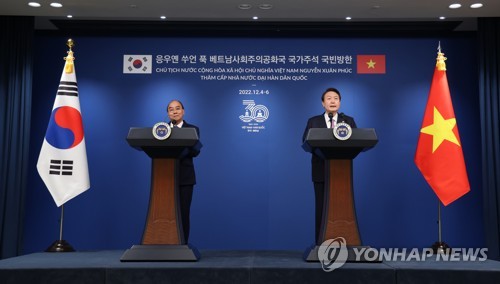 (서울=연합뉴스) 서명곤 기자 = 윤석열 대통령과 응우옌 쑤언 푹 베트남 국가주석이 5일 오후 서울 용산 대통령실 청사에서 정상회담을 마친 뒤 공동 언론발표를 하고 있다. 2022.12.5 seephoto@yna.co.kr