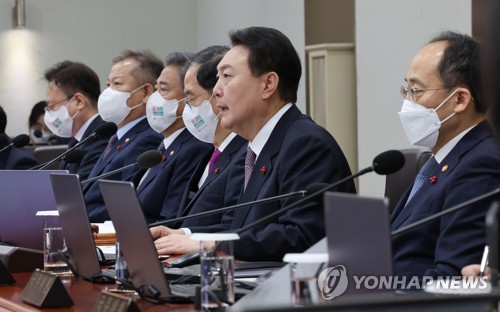 (서울=연합뉴스) 서명곤 기자 = 윤석열 대통령이 13일 오전 서울 용산 대통령실 청사에서  국무회의를 주재하고 있다. 왼쪽 두번째부터 이상민 행정안전부 장관, 박진 외교부 장관, 한덕수 국무총리, 윤 대통령, 추경호 경제부총리. 2022.12.13 seephoto@yna.co.kr